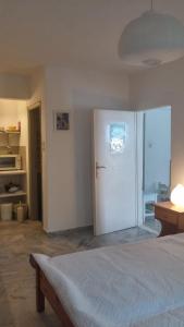A bed or beds in a room at Vrohaki Studios & Rooms