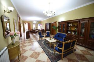Χώρος καθιστικού στο Rose Garden Hotel