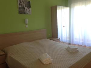 En eller flere senge i et værelse på Apartments Mirjana