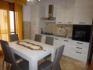 シラクーサにあるAppartamento the Architectのキッチン(椅子と白いテーブル、テーブルアステリアステリアステリア