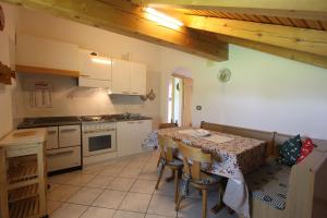 Kuchyň nebo kuchyňský kout v ubytování Agritur Chelodi