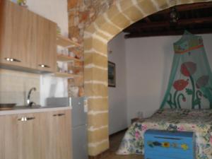 a kitchen with a bed with a canopy in a room at Villa Minteco in Patù