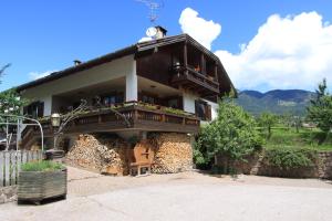 a house with a balcony on the side of it at Agritur Chelodi in Cavalese