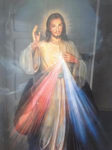 uma pintura de um Cristo Redentor segurando um monte de luzes em Divine Mercy B&B em Knock