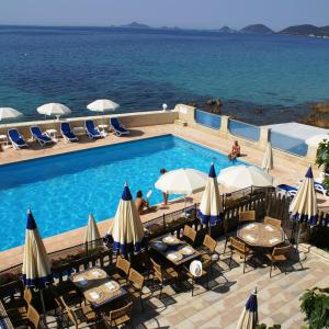 Bazén v ubytování Hotel Stella Di Mare nebo v jeho okolí