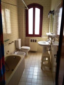 ジャルディーニ・ナクソスにあるHoliday Home Recanatiのバスルーム(バスタブ、トイレ、シンク付)