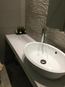 スペツェスにあるKochyli Hotelのバスルーム(白い洗面台、鏡付)