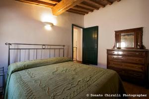 1 dormitorio con 1 cama junto a un tocador y un tocador en Centro Storico en Casale Marittimo