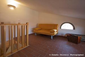 Habitación con silla en una habitación con ventana en Centro Storico, en Casale Marittimo