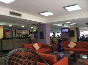 Hotel Bello Cordoba tesisinde lobi veya resepsiyon alanı