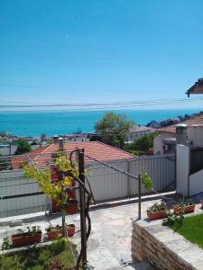 vistas al océano desde el balcón de una casa en Casa de Elgo en Balchik