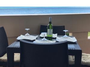 - une table avec une bouteille de vin et deux verres dans l'établissement Res Port St.Ange, au Barcarès