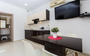 Kuchyň nebo kuchyňský kout v ubytování Apartments Hrgovcic