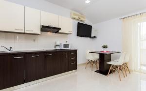 Kuchyň nebo kuchyňský kout v ubytování Apartments Hrgovcic