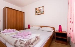 Postel nebo postele na pokoji v ubytování Apartments Hrgovcic