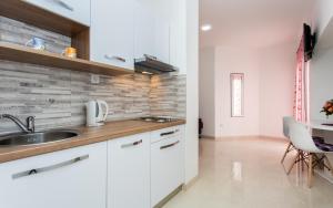 Kuchyň nebo kuchyňský kout v ubytování Apartments Hrgovcic