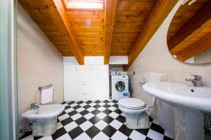 Et badeværelse på Aosta Quality Apartments