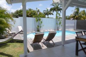 圣弗朗索瓦villa bananas的带椅子的露台和游泳池