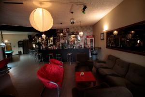 A rea de bar ou lounge em Alecrim Rosmaninho Guest House