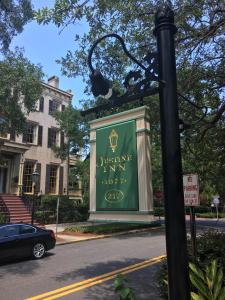 un panneau indiquant une auberge jumeirah en face d'un bâtiment dans l'établissement Justine Inn Savannah, à Savannah