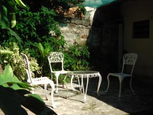 trzy krzesła i stół oraz stół i krzesła w obiekcie Panambi w mieście Asunción