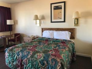 Säng eller sängar i ett rum på Regal Inn Las Vegas New Mexico