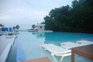 Bazén v ubytování E&J Beach Condo nebo v jeho okolí