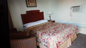 a hotel room with a large bed in a room at Star Inn by Elevate Rooms in Niagara Falls +85 photos