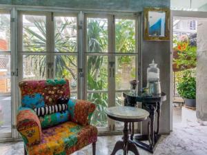 a living room with a chair and a table at Oriental Smile Hotel in Bangkok