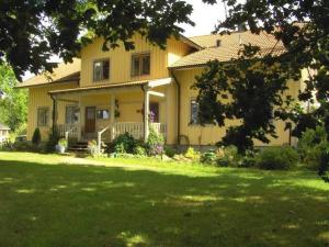 クリスティーネハムンにあるKaraby Gårdの前方の芝生の黄色い家