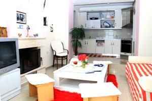 a white living room with a white table and chairs at Holiday Home Ali in Piqeras