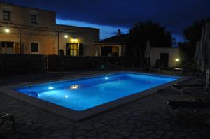 una piscina en un patio por la noche en Can Porretí Agroturisme en Lloret de Vistalegre