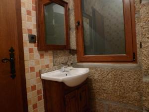 Uma casa de banho em Alojamento Rural Casa da Eira