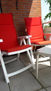 エッカーンフェルデにあるFerienwohnung Eichhörnchenの赤白の椅子2脚