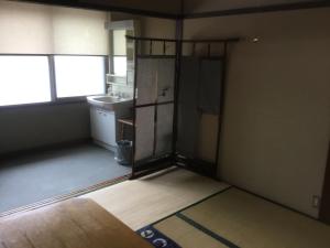 an empty room with a bathroom and a sink at Ryokan Sarashinaya in Kiso