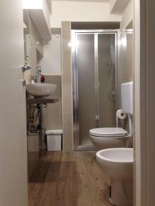 テルリッツィにあるIl Portaleのバスルーム(シャワー、トイレ、シンク付)