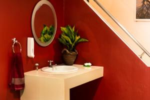 Un baño de Sleep Easy Krabi Guest House