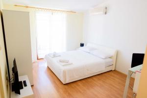 Posteľ alebo postele v izbe v ubytovaní Apartment ANA Podstrana
