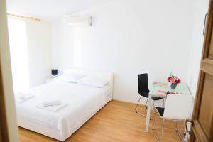 Posteľ alebo postele v izbe v ubytovaní Apartment ANA Podstrana