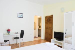 Televízia a/alebo spoločenská miestnosť v ubytovaní Apartment ANA Podstrana