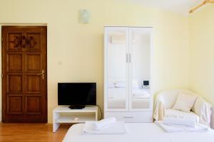 Televízia a/alebo spoločenská miestnosť v ubytovaní Apartment ANA Podstrana