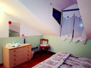 ナポリにあるLeucosia Dreamのベッドルーム1室(ベッド1台、ドレッサー、窓付)