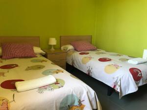 El Castellet Fanzara tesisinde bir odada yatak veya yataklar