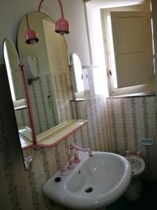 レッチェにあるAppartamento Eneaのバスルーム(洗面台、鏡付)