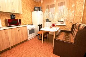 モスクワにあるApartments on Molodogvardeyskayaの小さなキッチン(テーブル、白い冷蔵庫付)