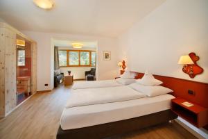 Postel nebo postele na pokoji v ubytování Parkhotel Tirolerhof