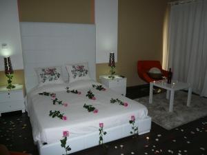 a bedroom with a bed with flowers on it at Esperando in Maroni