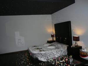 a bedroom with a bed with flowers on the floor at Esperando in Maroni