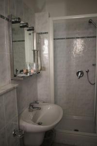 W łazience znajduje się toaleta, umywalka i prysznic. w obiekcie Hotel Mediterranée w mieście Spotorno