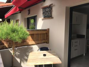 a table in a kitchen with a sign on the wall at Les studios du Centre in La Teste-de-Buch